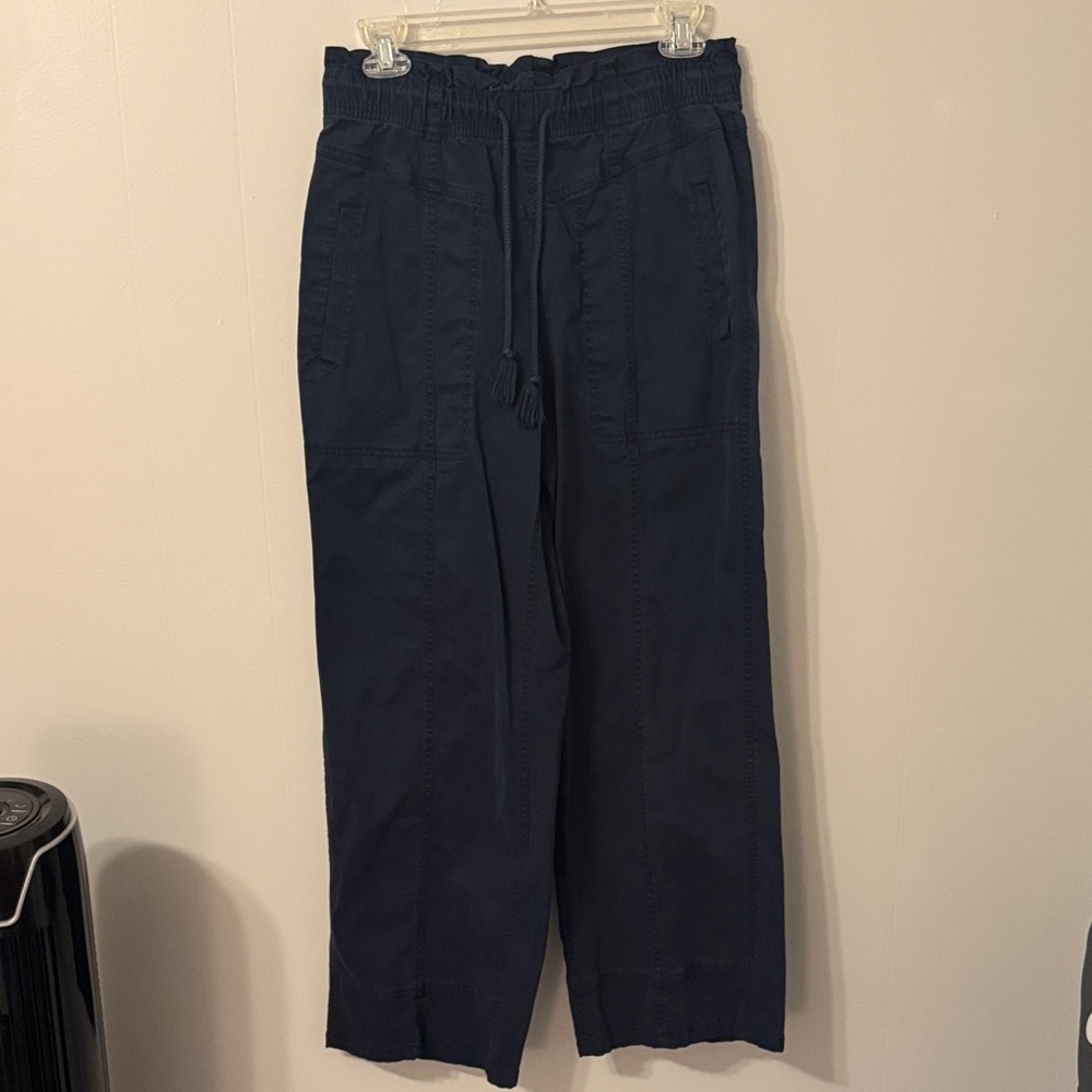 Women’s cropped navy pants